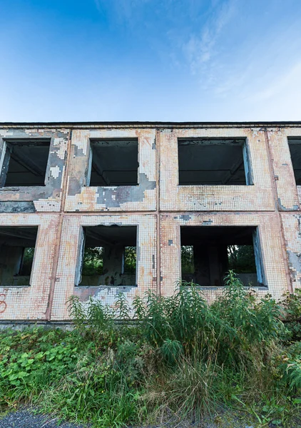 Left broken building — Stock Photo, Image