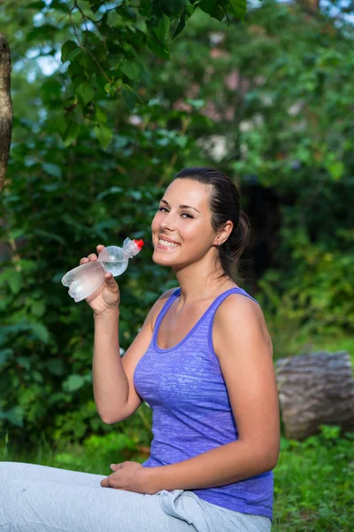 युवा सुंदर महिला पानी पीती है — स्टॉक फ़ोटो, इमेज