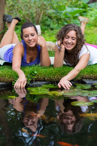 Due belle giovani donne brune all'aperto — Foto Stock