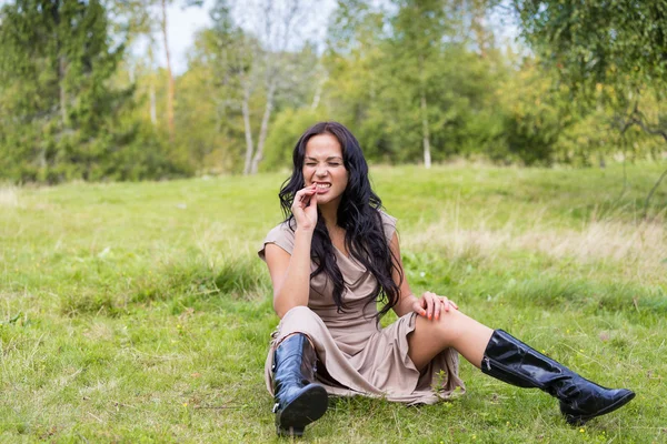 Elegante donna attraente — Foto Stock