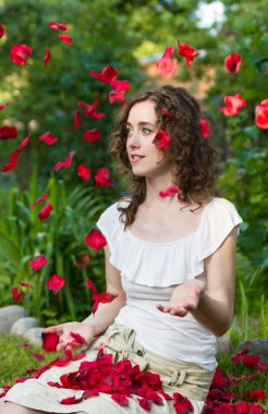 gül yaprakları romantik kadın