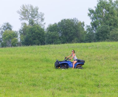 Zarif kadın binicilik aşırı quadrocycle