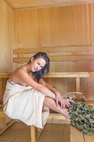 Jovem mulher bonita na sauna — Fotografia de Stock