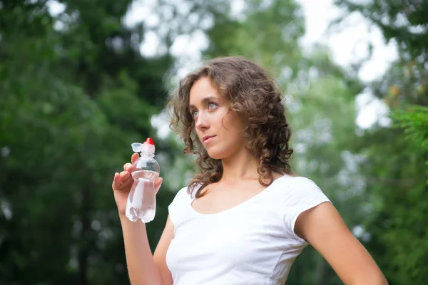 Pretty young woman drinks water — Stock Photo, Image