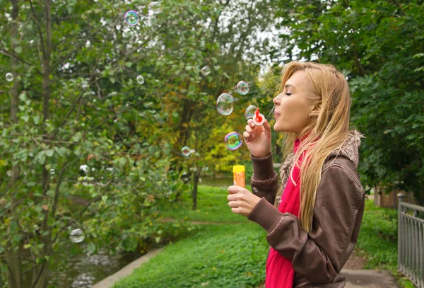 Vrouw waait bubbels — Stockfoto