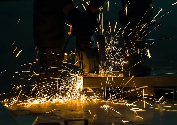 Afiar e cortar por máquina de disco abrasivo — Fotografia de Stock