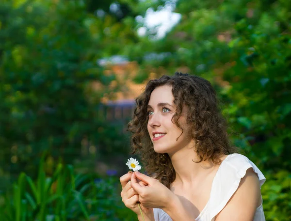 Bella donna romantica con fiore di margherita — Foto Stock