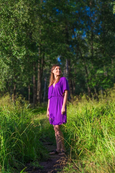 Vacker kvinna på ett fält — Stockfoto