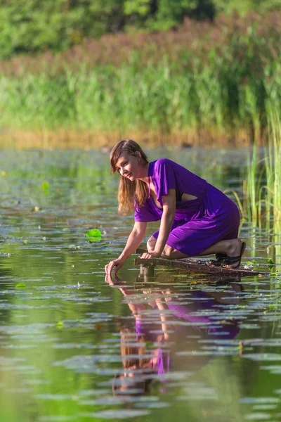 Giovane donna ralax vicino lago — Foto Stock