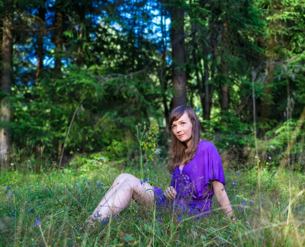 Mulher bonita em um campo — Fotografia de Stock