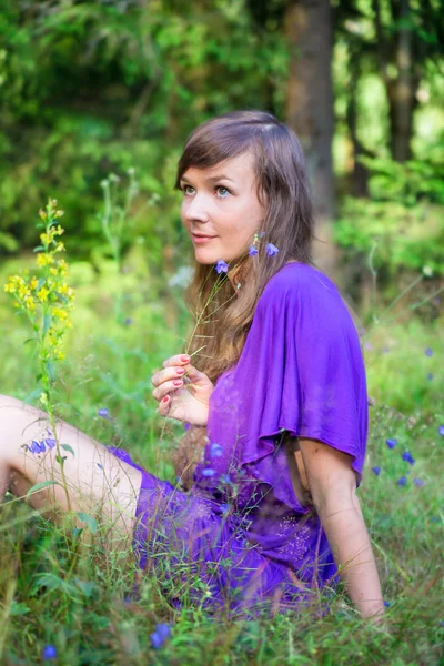 Mulher bonita em um campo — Fotografia de Stock