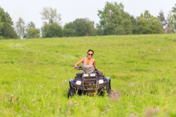 エレガントな女性乗馬極端な quadrocycle — ストック写真