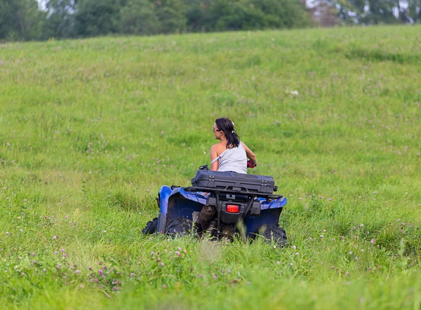 エレガントな女性乗馬極端な quadrocycle — ストック写真