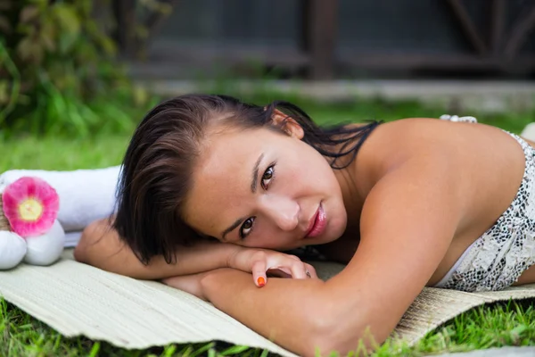 Pretty young woman relax — Stock Photo, Image