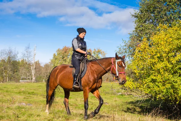 Elegante aantrekkelijke vrouw berijden van een paard — Stockfoto