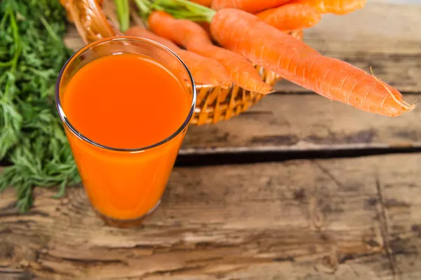 havuç suyu ahşap zemin üzerinde