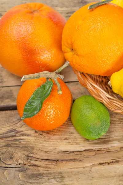 Citrus fruits on wooden background — Stock Photo, Image