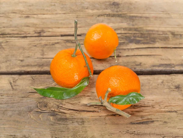 Tangerine fruits on wooden background — Stock Photo, Image