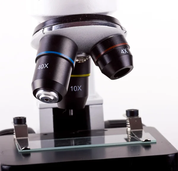 Microscopio aislado en blanco — Foto de Stock