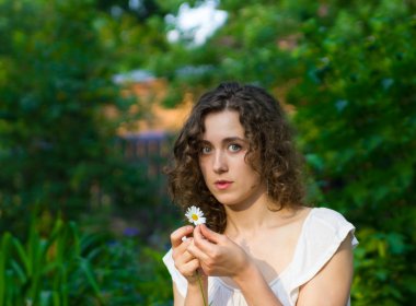 papatya çiçeği ile güzel bir romantik kadın