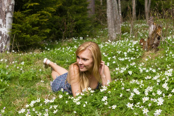 Genç sarışın kadın bir çayır üzerinde — Stok fotoğraf
