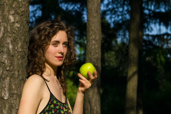 सुंदर तरुण स्त्री सफरचंद खाणे — स्टॉक फोटो, इमेज