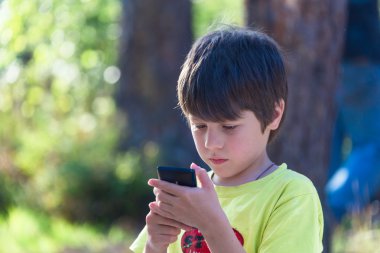 Çocuk oyun telefon açık havada