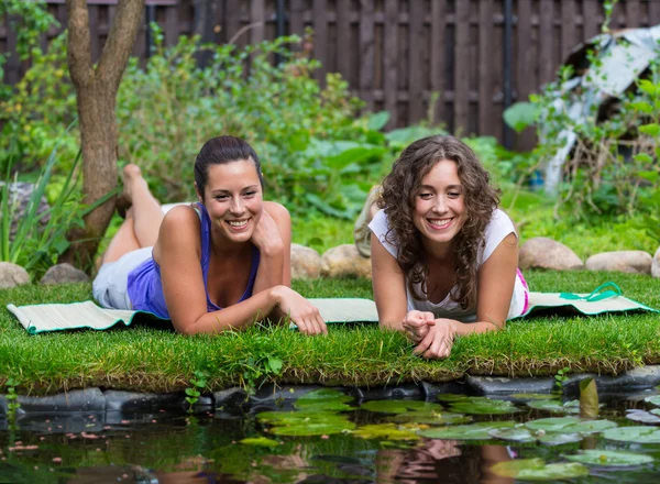 Twee mooie jonge brunet vrouw buitenshuis — Stockfoto