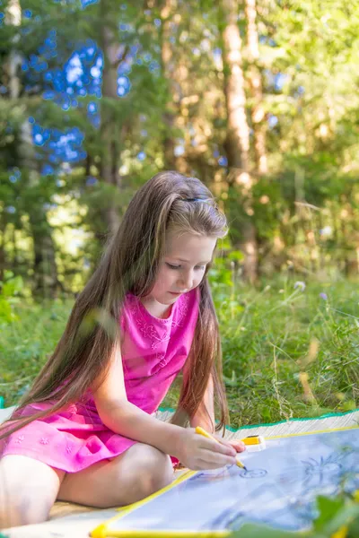 Little girl drawing — Stock Photo, Image