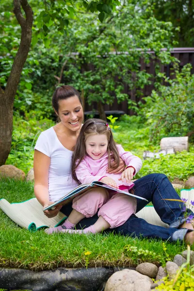 Mutter und Tochter lesen Buch im Freien — Stockfoto