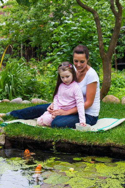 balıkları Besleme anne ile küçük kız