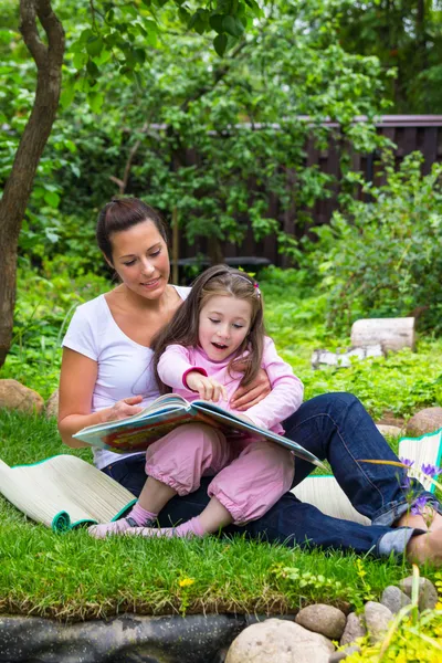 Matka a dcera číst knihu venku — Stock fotografie