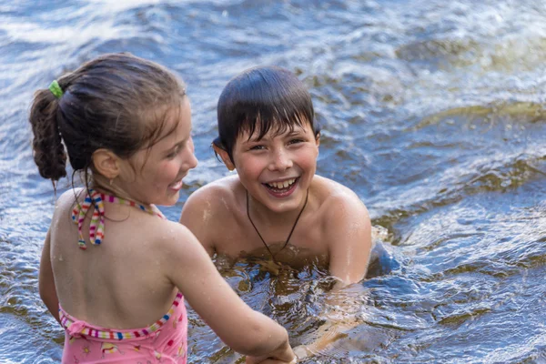 Liten pojke lär hans lillasyster att simma — Stockfoto