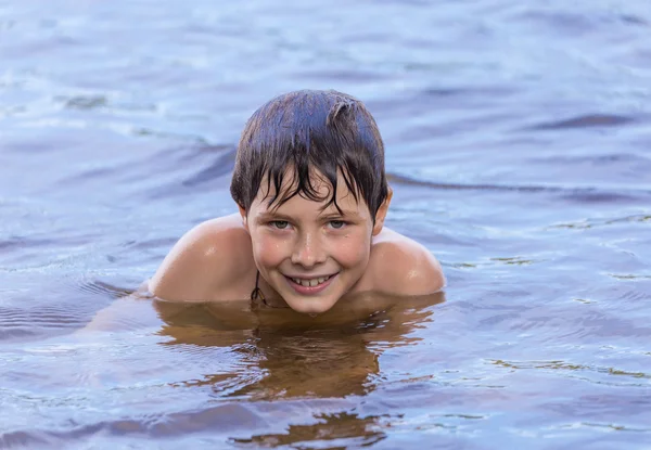 Liten pojke bada i en sjö — Stockfoto