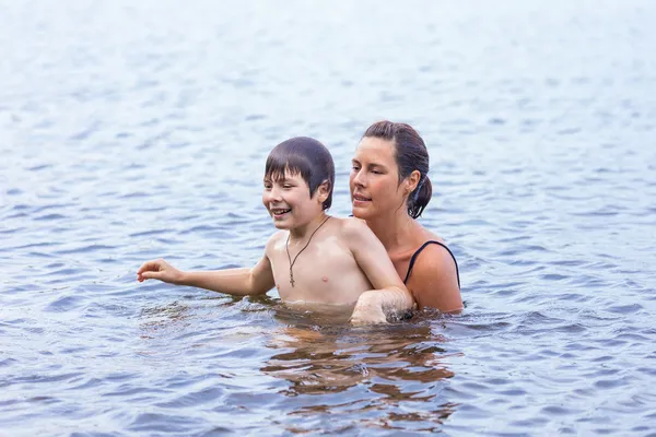 дети с родителями купаются. ребенок купается в море с мамой. купается в ванной. совместное купание. малыш в ванной с пеной.