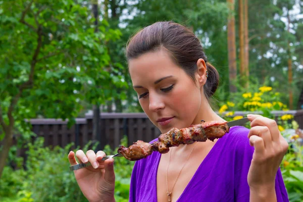 Mulher desfrutando de churrasco ao ar livre — Fotografia de Stock