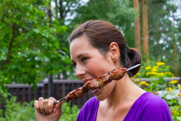 Mulher desfrutando de churrasco ao ar livre — Fotografia de Stock