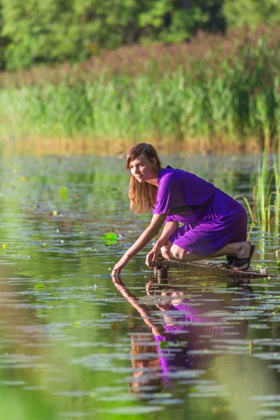 Mujer joven ralax cerca del lago —  Fotos de Stock