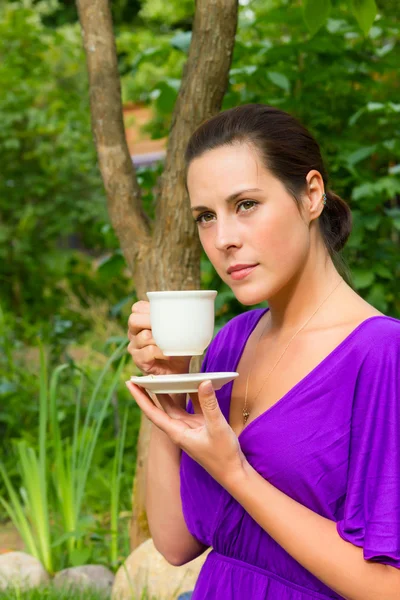 Mulher bonita bebendo café ao ar livre — Fotografia de Stock