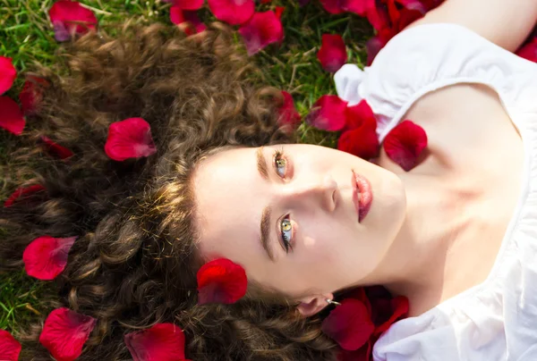 Romantic woman in rose petals — Stock Photo, Image