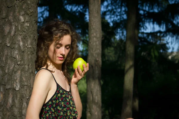 Mulher bonita comendo maçã ao ar livre — Fotografia de Stock