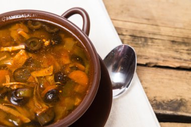 geleneksel Rus eti tuzlu salatalık çorbası