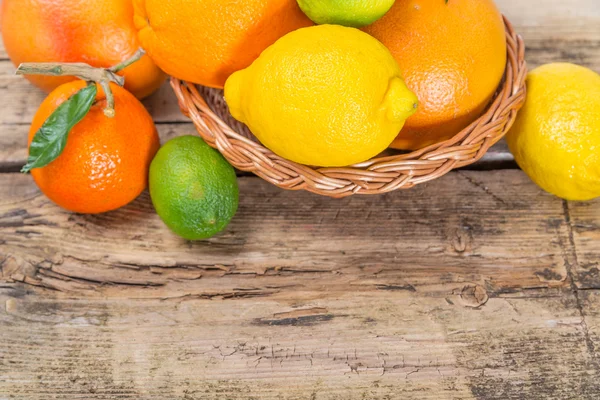 Citrus fruits on wooden background — Stock Photo, Image