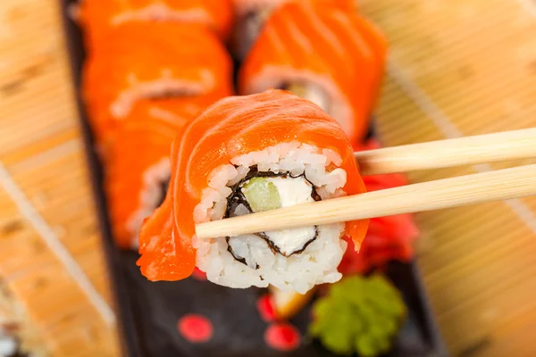 Lazac sushi tekercs — Stock Fotó