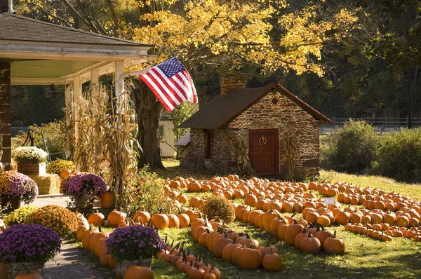 Beautiful farm house in Autumn — Stock Photo, Image