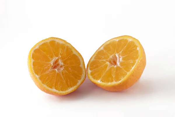 Mandarinkový plátky na bílém pozadí — Stock fotografie
