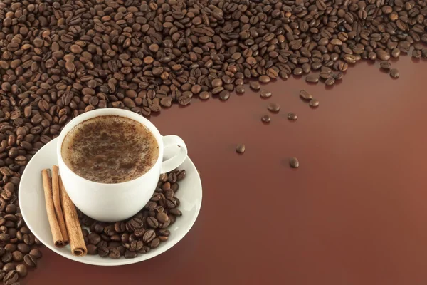 Taza de café con palitos de canela — Foto de Stock