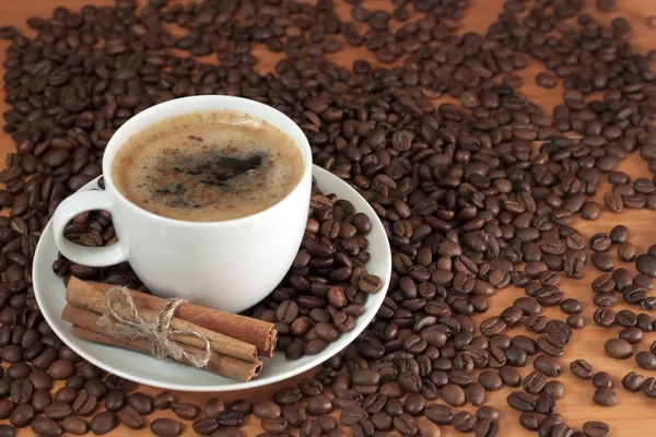 Чашка кави з паличками кориці — стокове фото