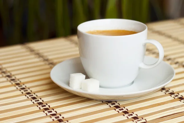 Xícara de café em toalha de mesa de bambu — Fotografia de Stock