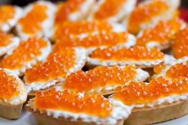 Kırmızı havyar tartlets içinde